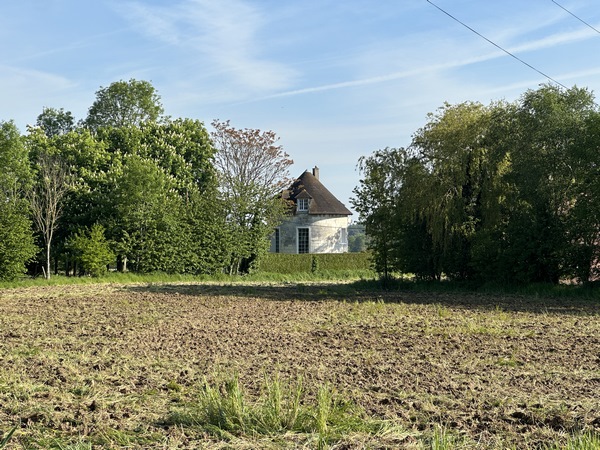 Le colombier de la Cour Neuville a été aménagé en habitation. La Cour Neuville était un ancien domaine agricole.&nbsp;