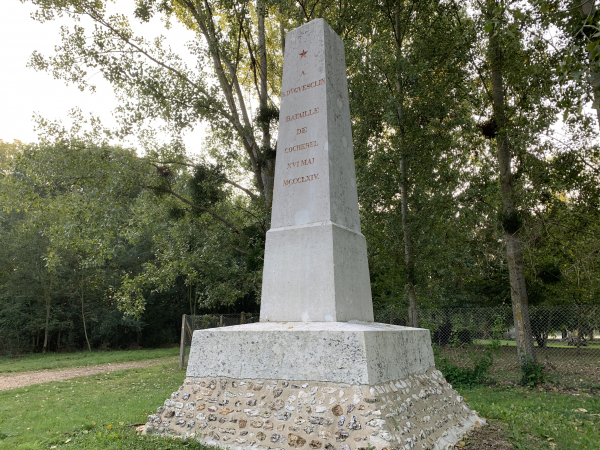 L'itinéraire passe devant la Pyramide Duguesclin qui commémore la bataille de Cocherel gagnée par Duguesclin en 1364.