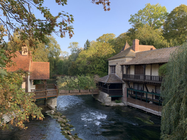 Nous sommes sur le Pont de la 1ere Dlm, avec cette vue spectaculaire sur l'ancien moulin.
