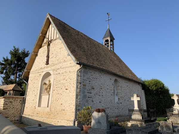Nous montons à Rouvray, et nous voici devant la chapelle Saint-Martin. Cette chapelle serait le choeur d'une précédente église, dont la nef aurait été démolie. La statue représente Saint-Martin partageant son manteau. Voir l'album de la randonnée.
