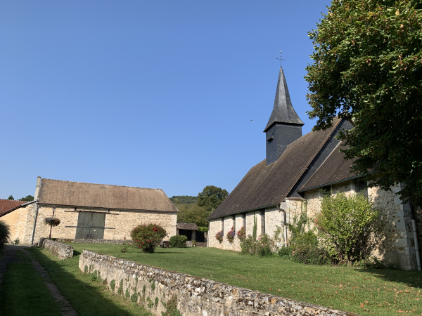 Notre chemin longe l'église Notre-Dame de Fontaine-sous-Jouy (XVIe XVIIIe), dont on devine l'ancien cimetière.
