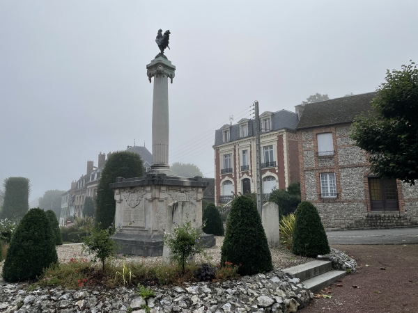 Nous partons de la place Desceliers, près de la mairie, et nous dirigeons vers le château.