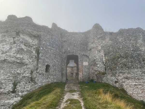 Nous arrivons devant le château d'Arques-la-Bataille, ancien château fort du XIIe siècle, remanié plusieurs fois. Il est désormais en ruine, mais quelle ruine !
