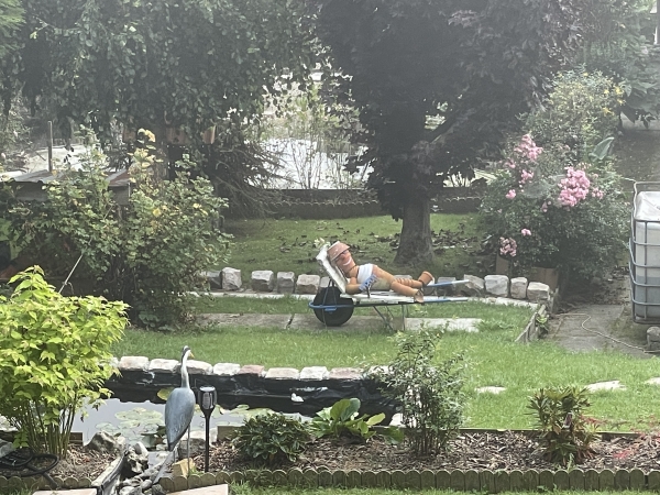 En descendant du château, nous découvrons ce personnage de pots de terre qui se détend sur sa brouette...