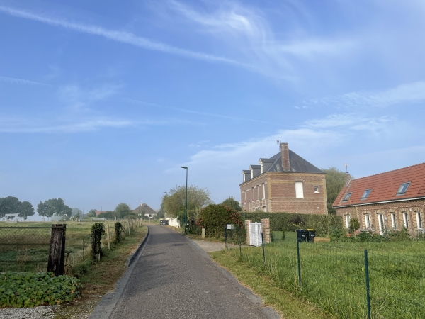 Nous arrivons à Beaumais, nous allons passer par le bourg pour traverser ensuite la Plaine de Quévremont.