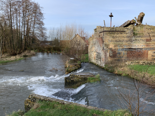 Après la sortie du bourg, nous traversons l'Eaulne au niveau de l'ancien moulin. Dans l'album de photos Ancourt Ouest, vous verrez une photo d'octobre 2013, avec le moulin encore debout et avec sa toiture...