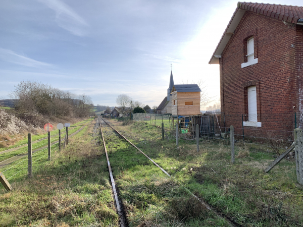 A Sauchay-le-Bas, nous traversons la ligne de Rouxmesnil à Eu (appelée aussi ligne de Dieppe au Tréport). Cette ligne, inaugurée en 1885, a été fermée aux voyageurs en 1938 aux marchandises en 1972. En raison des besoins de la centrale de Penly, la ligne est encore utilisée de manière ponctuelle.