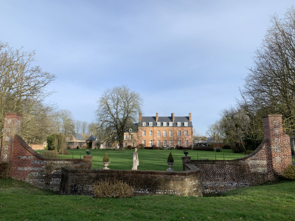 Voilà le château de Sauchay, derrière son saut-de-loup et son muret.