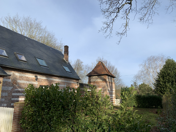 Cette tour, non loin de l'entrée du château, semble avoir été annexée par cette maison aménagée dans une ancienne dépendance.