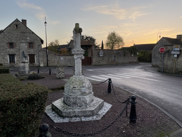 Nous partons du parking de la mairie et allons prendre la rue en face de nous, vers le sud.