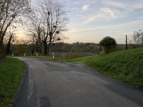 Nous allons quitter la rue Ste Colombe pour tourner ici à droite.
