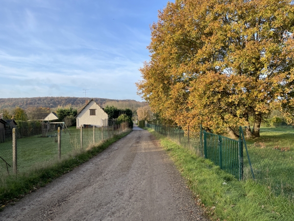 Avec les premières maisons d'Authouillet, le chemin devient une rue que nous allons suivre pour traverser la D836.