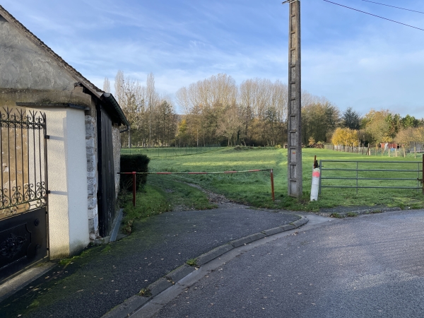 Nous allons quitter les rues pour continuer tout droit, sur ce chemin barré pour les véhicules.