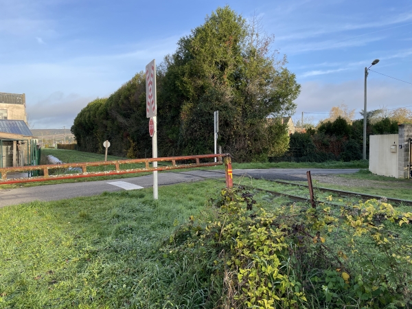 Notre sentier se termine ici, rue des Peupliers. Nous allons quitter le GRP pour tourner à droite vers la rue de l'Avenir. Nous avons constaté plus loin que nous aurions pu aussi continuer sur la voie ferrée.
