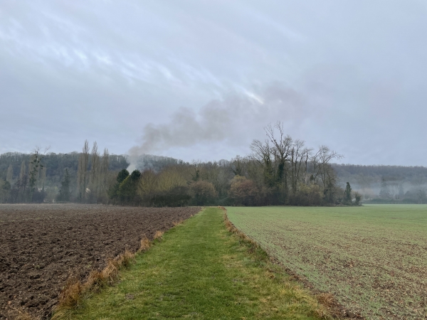 Nous quittons la route de Neuilly à mi-chemin, et suivons ce chemin entre les champs.