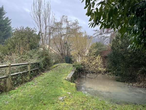 Nous arrivons à Neuilly par ce vieux pont et son ancien gué sur un bras de l'Eure.