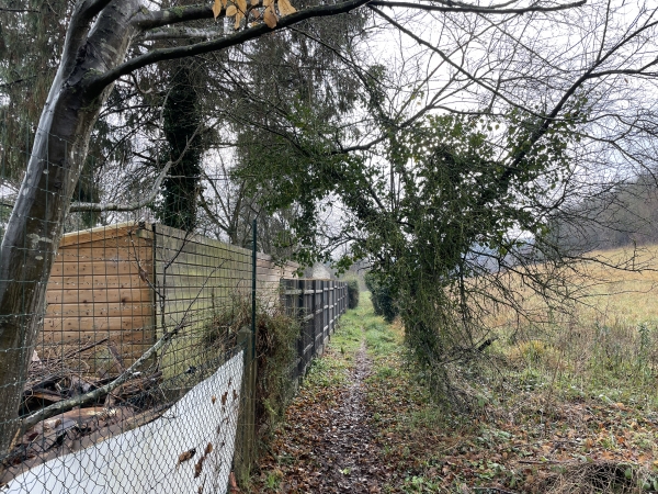 Nous contournons la bourg par ce chemin qui longe la Grosse Butte.
