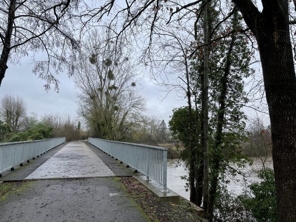 La Voie Verte rejoint l'ancienne voie de chemin de fer qui reliait Dreux à Pacy-sur-Eure et traverse l'Eure.