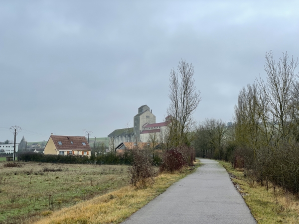 La piste cyclable se termine au pied du silo de Beuil que l'on voit devant nous, mais la Voie Verte continue jusqu'à la gare de Bueil.