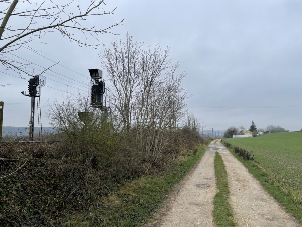 Nous suivons la ligne sur ce chemin au bord duquel, isolé, se trouve le monument aux morts de 14-18.