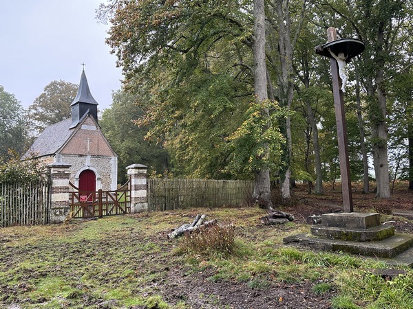 Nous avons traversé la D133, et arrivons en forêt.&nbsp;Voilà la fameuse chapelle Saint-Marc (XIXe). Cette chapelle fut bâtie vers 1100 et devint la propriété du roi Saint-Louis en 1260. Elle est dite aussi chapelle de Saint Léger des Forges, ou de l'Ermitage. Elle fut détruite à la révolution. Au début du XIXe siècle, les nouveaux propriétaires de la forêt font reconstruire la chapelle, c'est ainsi que fut bénite la cloche en 1837 (ref : René Lesur).