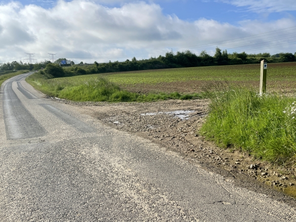 Avant d'atteindre l'A28, nous tournons ici dans la Plaine du Mesnil Godefroy. On voit à droite le poteau et la balise bleue de ce circuit.