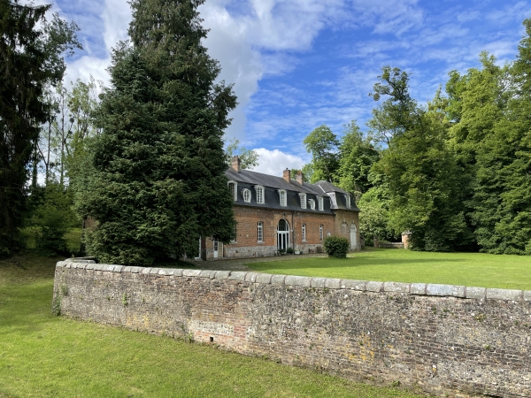 Le château dit « de Cailly », était une construction en brique des XVIIe et XVIIIe siècles. Il fut démoli en 1949. La demeure actuelle faisait partie des dépendances du château.