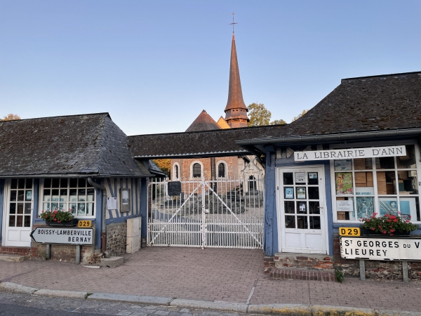 Nous partons du parking au centre du bourg, et passons devant les étonnantes  halles d'échoppes qui longent le cimetière.