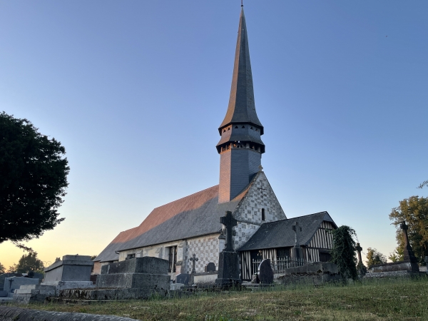 Nous contournons l'église Notre-Dame par la route d'Epreville-en-Lieuvin.