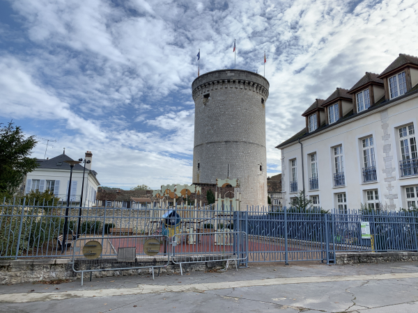 La tour des Archives est le dernier vestige du château fort du XIe siècle. Ce château faisait face au château des Tourelles, ils protégeaient tous les deux l'ancien pont.