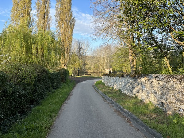 Nous partons du parking de la mairie, et descendons la rue aux Huards jusqu'au bord de Seine.
