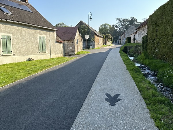 Dans Pressagny-le-Val, il suffit de suivre la piste piétonnière.