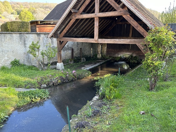 Ancien lavoir sur le ruisseau Sainte-Geneviève.
