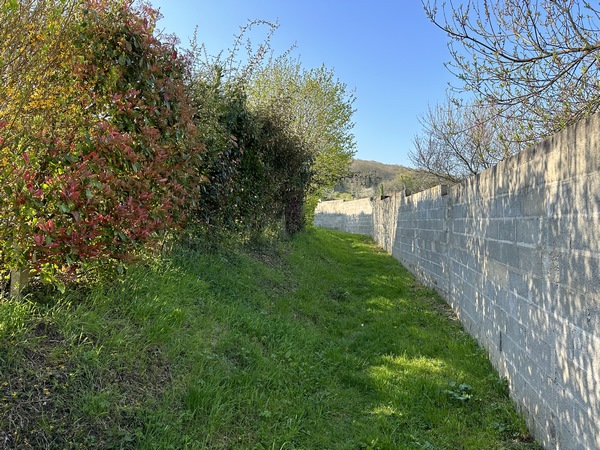 Nous traversons le ruisseau Sainte-Geneviève au lieu-dit le Moulin, sans voir le ruisseau qui passe sous nos pieds.