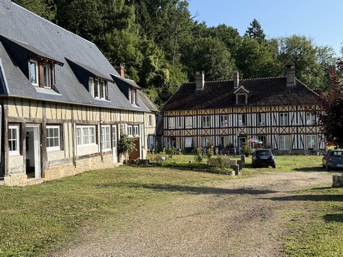 Nous descendons du bois par le sentier de la Cavée, et débouchons près de la Grosse Forge, dont il reste de nombreux éléments du moulin et de l'usine.