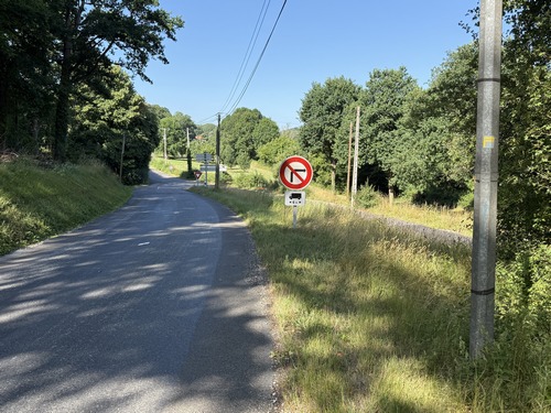 Nous rejoignons la route de la Côte Marotte dans la vallée, et allons prendre à droite la route de la Vallée pour trouver notre prochain chemin.