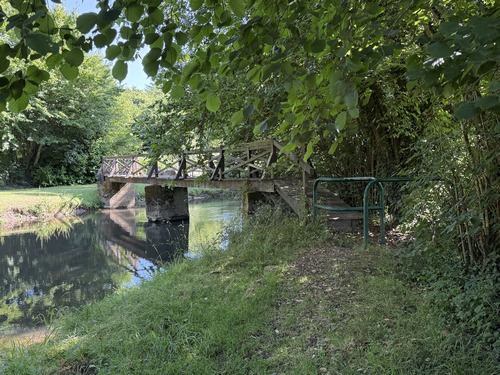 Ce chemin discret débouche sur la berge de la Charentonne, à proximité de cette passerelle en bois.&nbsp;