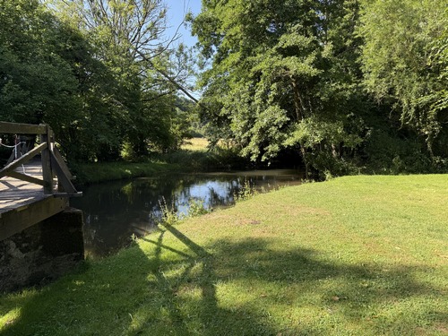 Le cadre autour de la passerelle est somptueux. Il n'y a pas de table ou de banc, mais une belle pelouse au bord de la rivière.