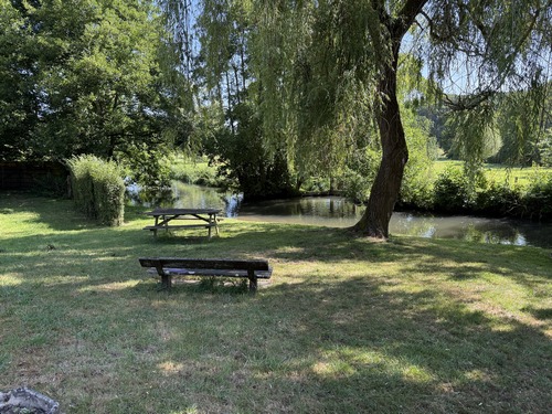 Un espace de détente avec bancs et tables de pique-nique est aménagé à Ferrières près de la Charentonne.
