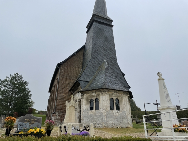 Nous partons du petit parking aménagé au pied de l'église Saint-Denis de Rebets. L'église est du XIXe siècle, mais elle a conservé son porche de pierres blanches du XVIe.