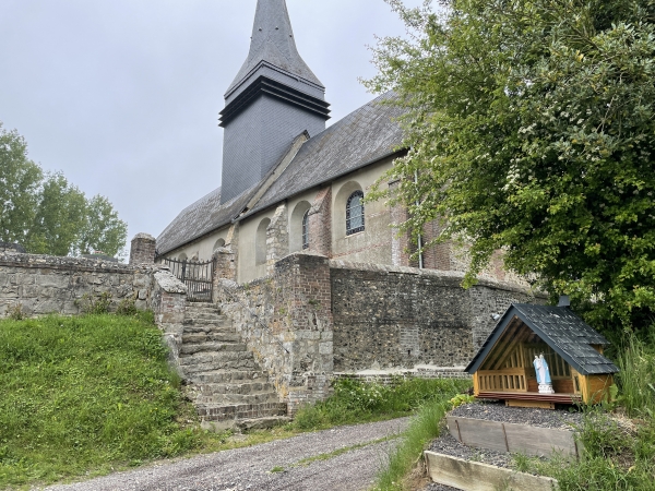 Eglise Saint-Martin de Boissay (XVIIe). Elle possède une cuve baptismale du XIIe siècle. A droite, au bout de l'allée privée, derrière le petit oratoire, se trouve un colombier du XVIIIe siècle.