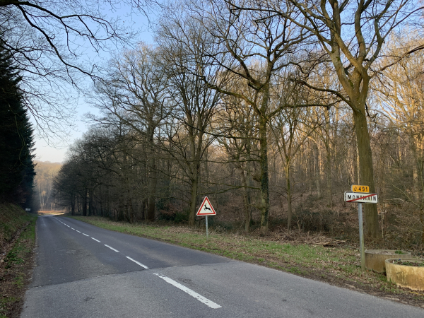 Nous sortons de Montmain par la D491, et la suivons sur 300 mètres avant d'entrer sur le chemin qui sépare le bois de Beaulieu du bois du Billot.