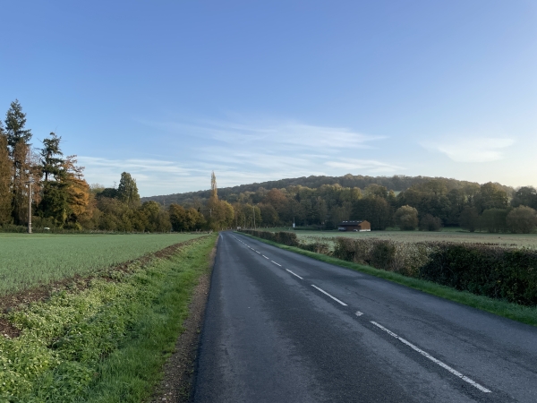 Nous sortons d'Elbeuf-sur-Andelle par la D13 qui n'a pas de réel accotement. Objectif : le bois en face.