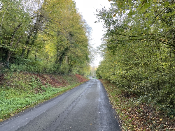 L'ancienne voie ferrée a disparu sous les résidences à l'entrée de Croisy-sur-Andelle. Nous faisons donc un bref détour par la D413.