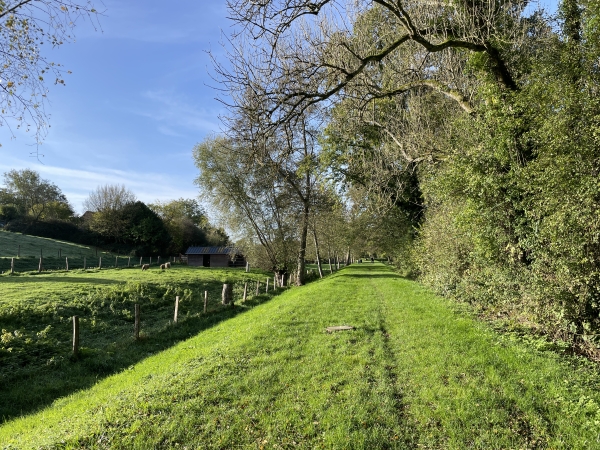Nous retrouvons l'ancienne voie ferrée après la gare.