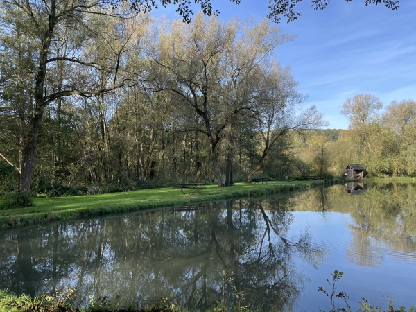 Nous longeons les Marais des Communaux, avec ses promenades et son étang de pêche.