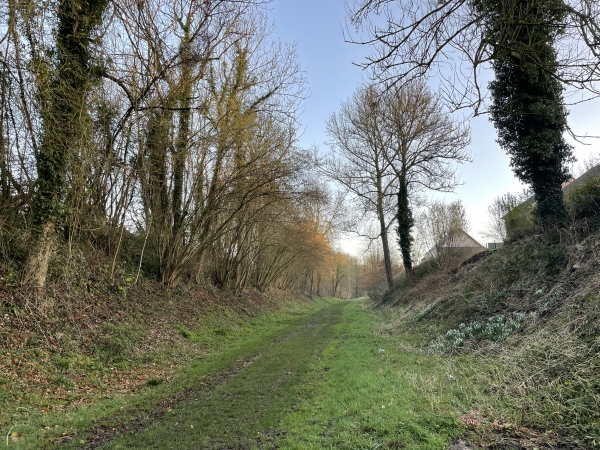 Nous partons du parking rue de l'Abreuvoir, et rejoignons l'ancienne ligne ferroviaire de Charleval à Serqueux.