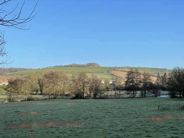 Le coteau nord est au soleil. C'est le Grand Mont Alix, de la randonnée au départ de Morville-sur-Andelle.