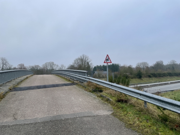 Nous repassons au-dessus de l'A28, et continuons vers St-Laurent-des-Grès.