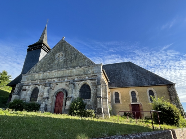 L'église Notre-Dame est un assemblage étonnant, mais il faut s'avancer pour observer la base du clocher-tour.